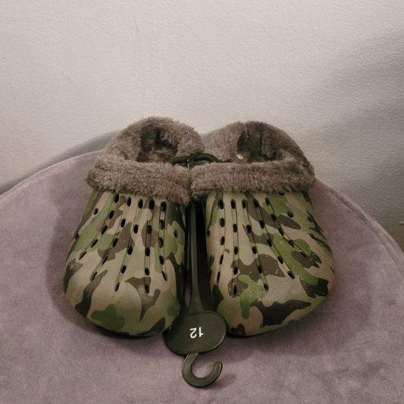 Youth furry slides camo size 12 - Picture 4 of 7